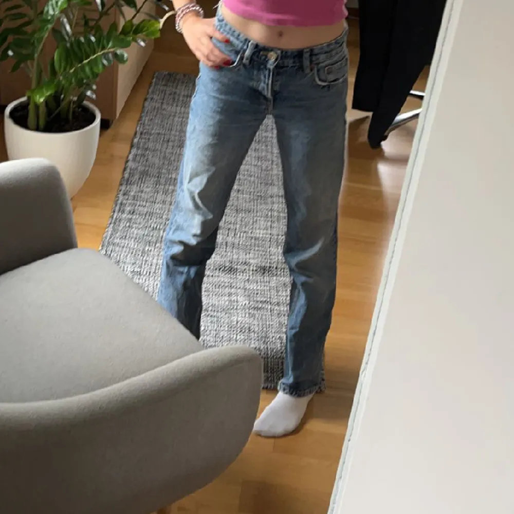 Blåa jeans från zara, bra skick nästan aldrig använda. Midwaist och straight i storlek 32!! Dom passar folk runt 157-160. Skriv om du har några frågor! Tryck på köp nu!. Jeans & Byxor.