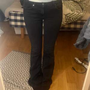 Jeans från only. Midwaist och bootcut. Väldigt stretchiga och bra skick. Midja: 37cm tvärs över innerben: 80cm jag är 170cm Använder bara köp nu funktionen när det gäller betalning ❣️