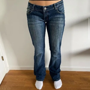 Lågmidjade bootcut jeans💙 - Modellens längd: 163 cm Storlek: motsvarar 36-38 Fraktkostnad tillkommer om man ej vill mötas upp i Malmö/Lund  Midja: 40 cm Innerbenslängd: 80 cm Lårvidd: 23 cm