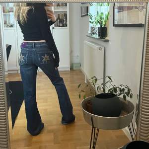 Superfina lågmidjade jeans från Victoria Beckham, fint skick💕storlek w28 L35. Skriv vid frågor eller fler bilder. Midjemått: 79cm Innerbenslängd: 85cm 