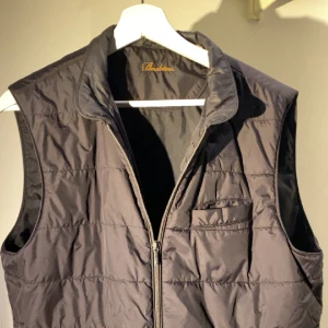 Säljer min stenströms väst  - Nu säljer jag min snygga stenströms väst då jag har tröttnat. Köptes i somras så den är nästan som ny. 