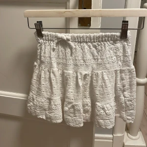 Zara kjol - Broderad zara kjol som inte säljs längre💓💓 fint skick