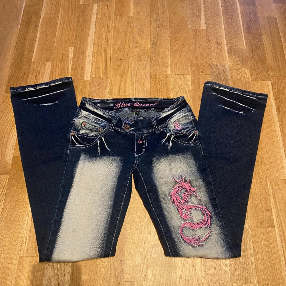säljer snygga y2k jeans i jättebra skick❤️. Jeans & Byxor.