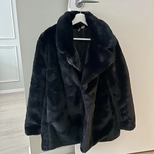 Pälskappa i fejkpäls - Kortare kappa i fejkpäls, använd en gång, nyskick Storlek S, varm och gosig