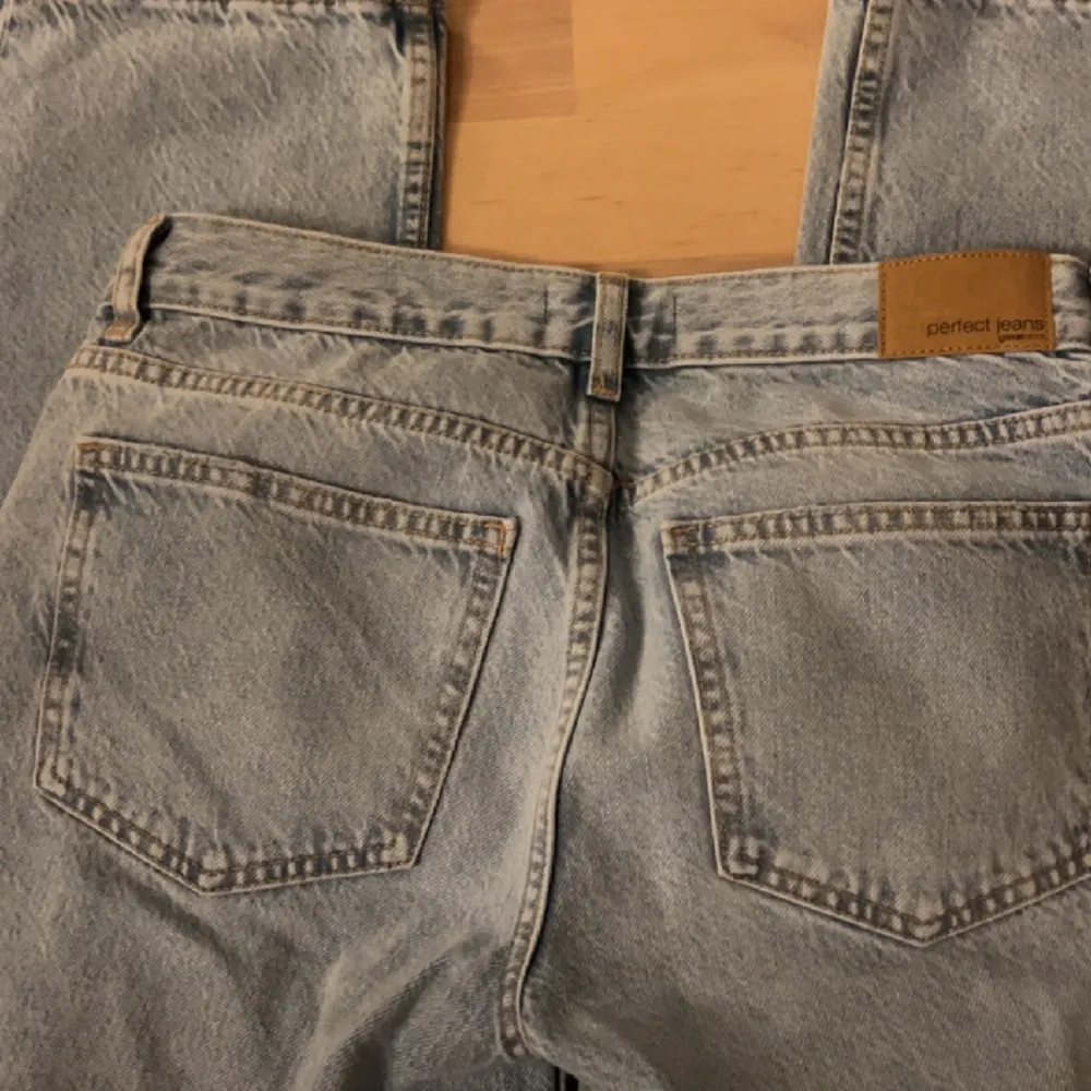 Säljer dessa då de inte rikigt var min stil, men de är så snygga o perfekt low waist🥰ny pris ca 500kr. Jeans & Byxor.
