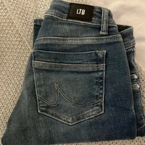 Ltb jeans  - Jag säljer mina blåa low waist jeans i storlek W27 L32. Skriv gärna om ni är intresserade! Köparen står för frakten🩷