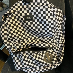 Vans väska  - Helt ny vansväska som aldrig är använd! Perfekt till skolan eller att ha med på resa☺️väldigt rymlig med flera fack, originalpris är 499kr