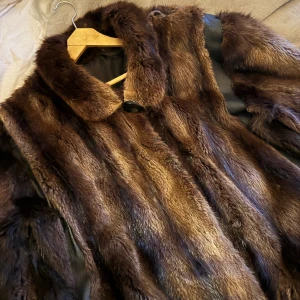 Pälsjacka  - Superfin pälsjacka med fina detaljer! 🤎🐻