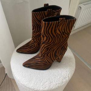 Coola boots i zebra mönster 