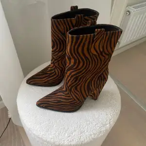 Coola boots i zebra mönster 