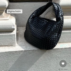 Svart Väska  - Säljer denna svarta väska från NAKD. Aldrig använd och lappen sitter kvar🥰köpt för 599kr