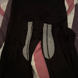 Träningsbyxor  - Svarta träningsbyxor. Använd 1 gång. 