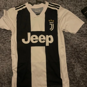 Fotbollströja  - Ronaldo tröja i storlek 176!