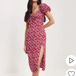 blommig klänning, nelly - Slutsåld super söt röd, vit blommig klänning från Nelly🩷Färgen är mer som på bild 2. Använd fåtal gånger, nyskick! Nypris 399