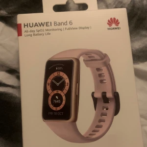 Huawei klocka band 6 🎀  - En gullig rosa sport klocka, ej öppnad alltså aldrig använd eller testad. Kolla bild 2! Tror att den funkar till alla mobiler.Den är sleeptracking,vatten tät, batteriet håller länge och det går snabbt att ladda upp den! Pris kan diskuteras vid snabbt köp❤️