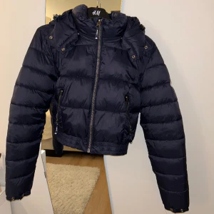 Superdry vinterjacka  - Mörkblå vinterjacka från Superdry i storleken 36/S/8