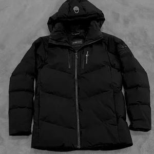 Sail Racing JR Patrol Down Jacket - Säljer nu denna väldigt stilrena och varma Sail Racing jacka! Kommer ej till användning då jag vuxit ur den. Jackan är i väldigt fint skick med icke nämnvärde defekter. Vid frågor eller funderingar kontakta mig! Nypris: 3199 SEK Mvh Elliot 😊