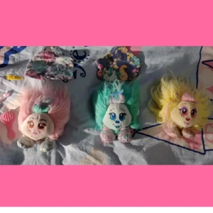 Troll gosedjur med håraccessoarer - Säljer dessa tre fina troll Shnooks gosedjur som jag haft när jag var liten. De är begagnade men ändå i bra skick. Allt på bilden kommer med 😊 Går även att köpa separat, se mina andra annonser isåfall. Skriv gärna vid frågor/intresse! 💞