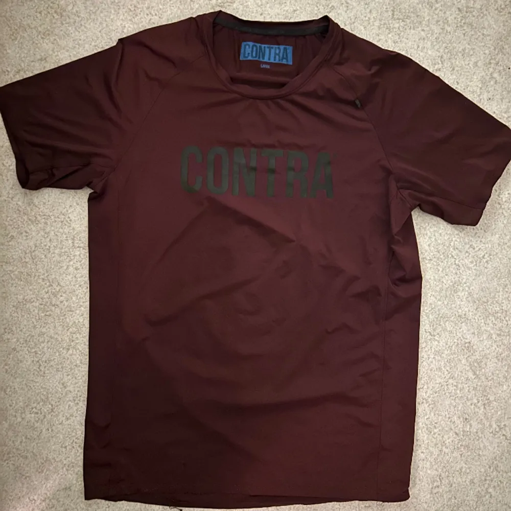 En fin lila t-shirt av märket Contra, kan användas både till träning såväl som vardag! Originalpris 400kr. Sänkt till 200 då den är använd ett fåtal gånger. Pris går att diskuteras vid snabb affär. T-shirts.