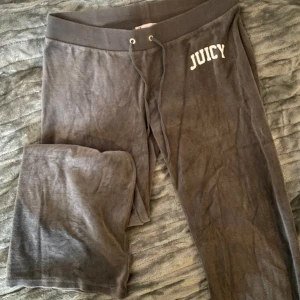Juicy mjukis - Vintage Juicy couture mjukisbyxor, bra skick förutom att det finns ett litet hål längst ner på vänstra benet! Fråga inte om bilder på tack! Storlek M. Midjemått: justerbart  Innerbenslängd: ca 70