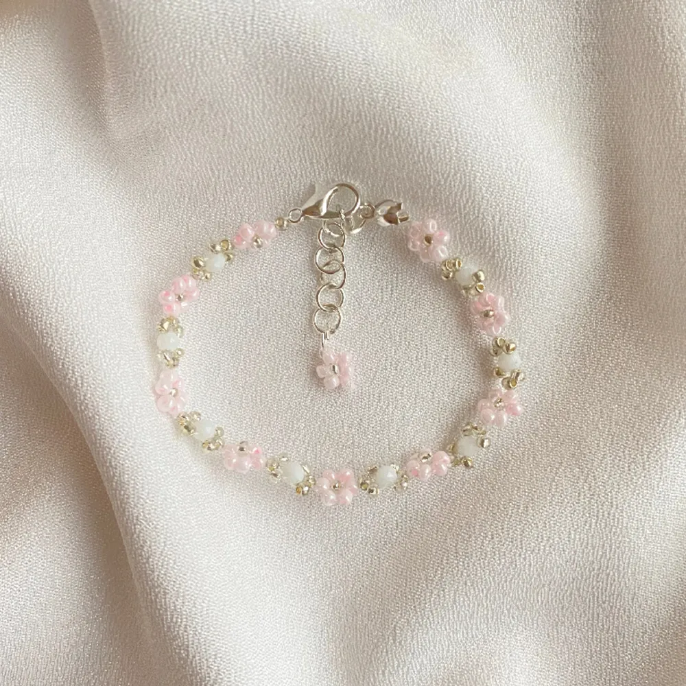 Handgjord pĂ€rlarmband đPaketpris: 3 blommiga armband med ett blommighalsband, enkel armband och set ringar för 350kr(ordinarie pris:450kr). Design, fĂ€rger coh storlek vĂ€ljer man helt sjĂ€lv, för mer besök vĂ„r profilđ. Asusteet.