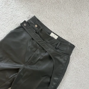 A-DSGN läderbyxor  - Mörkgröna läderbyxor från Alice Stenlöfs märke A-dsgn i strl S. Knappt använda, gott skick. Stretchiga material.   Endast Frakt: 30kr s