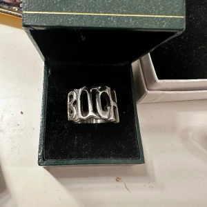 Ring från Zend details - Säljer denna ring från zend details. Köpt för 289kr. Färgas ej av och tappar ej färg. Väldigt fint skick. Knappt använt. Säljer för 65kr frakt 