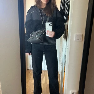 Nike bomber jacka - Storlek M. Inköpt 2022, knappt använd. Nypris 1300kr