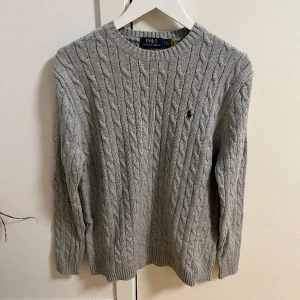 Stickad Ralph Lauren Tröja  - Grå raffe tröja. 