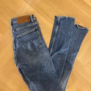 Hej! Säljer nu mina Jeans från märket , storlek 28 fint skick. Varan är givetvis äkta. Modellen är 180cm och väger 70kg Tveka inte på att höra av dig om du har frågor eller funderingar kring varan!