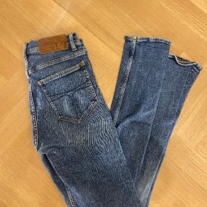 Jeans Tiger Of Sweden  - Hej! Säljer nu mina Jeans från märket , storlek 28 fint skick. Varan är givetvis äkta. Modellen är 180cm och väger 70kg Tveka inte på att höra av dig om du har frågor eller funderingar kring varan!