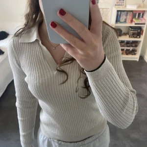 Tröja - Så fin beige tröja från only. Endast använd 1-2 gånger. Säljer då den inte kommer till användning längre. 
