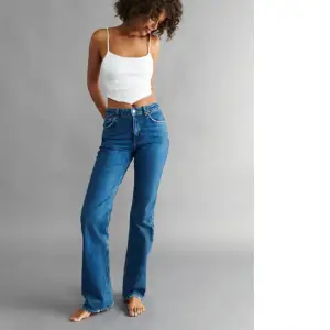 Säljer min systers blå flare/bootcut jeans från Gina. Dom är i bra skick och midrise 💗