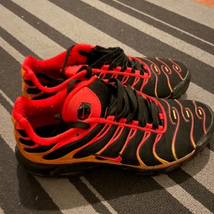 Air Max plus tns storlek 42.5 uk8 - Ett par air Max plus i storlek 42.5. Skick 9/10 använda fåtal gånger. Finns även låda till. Kan tänka mig att gå ner i pris vid snabbaffär