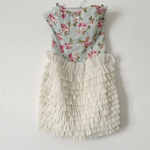 Klänning  - Helt ny med lappen kvar. Storlek UK 10 (XS/S). Använd gärna KÖP NU om du vill köpa.