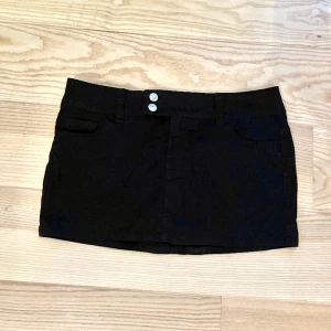 Lågmidjad kjol - Svart Lågmidjad kjol från hm! Skitsnygg men kommer inte till användning 🩶
