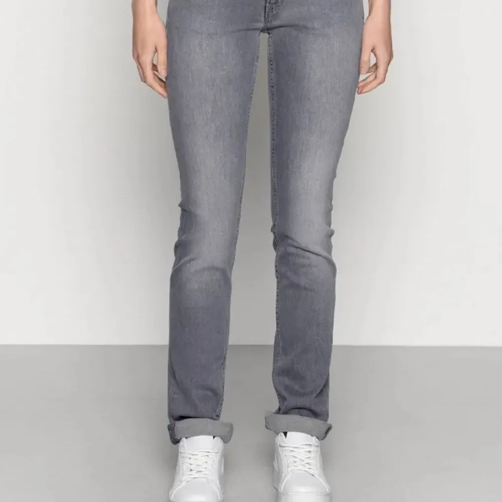 gråa lågmidjade pepe jeans som är jättefina men blivit för små och inte min stil längre 🙏🏼 köpa för 750kr, pris kan diskuteras, de är knappt använda. Jeans & Byxor.