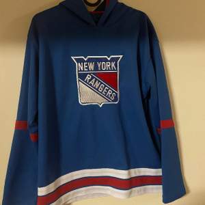 Skitsnygg New York Rangers Jersey köpt från XXL. Märket är NHL International Shop och tröjan är NHL-licensierad, alltså inte replika. Den är lite liten på mig som har storlek M och men passar perfekt på min syster som har S även fast det står 164.