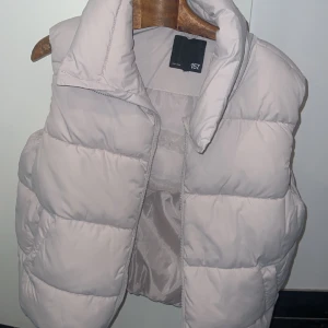 Väst  - Ska vara lite större väst jätte fin, men kommer ej till användning, 