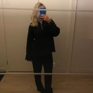 Svart Stickad Tröja  - Jättefin stickad tröja med slits vid händerna och vid höften, den är använd men har inga tecken på användning och är normal i storleken. 💓