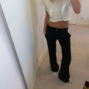 Lågmidjade kostymbyxor  - Helt stört snygga lågmidjade kostymbyxor frpn märket Toba&Co Paris🥰 Midjemått är 37 rakt över och innerbenslängden är 86 (jag är 175) 