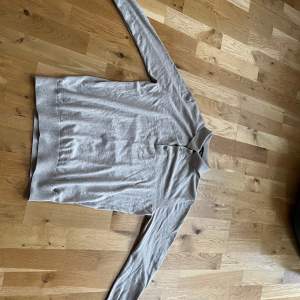 En sjukt fräsh och snygg tröjan från Thernlunds av Merket lagency. Sparsamt använd så bra skick. Ny pris är 1399. Storlek s men passar även xs.