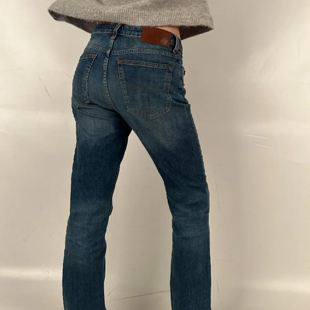Så coola jeans från Tiger of Sweden som är lågmidjade och straight🙌🏼. Jeans & Byxor.