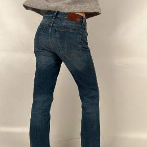 Så coola jeans från Tiger of Sweden som är lågmidjade och straight🙌🏼
