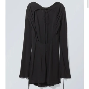 Miniklänning från Weekday - Superfin svart klänning med öppen rygg. Använd ett fåtal gånger. Passar perfekt till nyår eller liknande🌟skriv för egna bilder