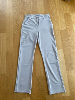 Kostymbyxor  - Ett par ljusgrå kostymbyxor från Lager 157. Dom är medel midjade och raka i benen. Jag köpte dom för 400kr och har aldrig använt dom💗