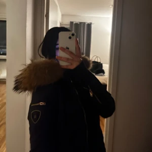 Vinter jacka päls dam  - Säljer min vinter jacka i storlek 36. I gott skick, äkta päls.   Ordinarie pris: 4490kr   Köpt på jackan.com  Pris kan diskuteras vid snabb affär.  Pris exklusive frakt