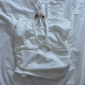 Vit top med pärlor - Vit topp med bruna pärlor, liten i storleken 