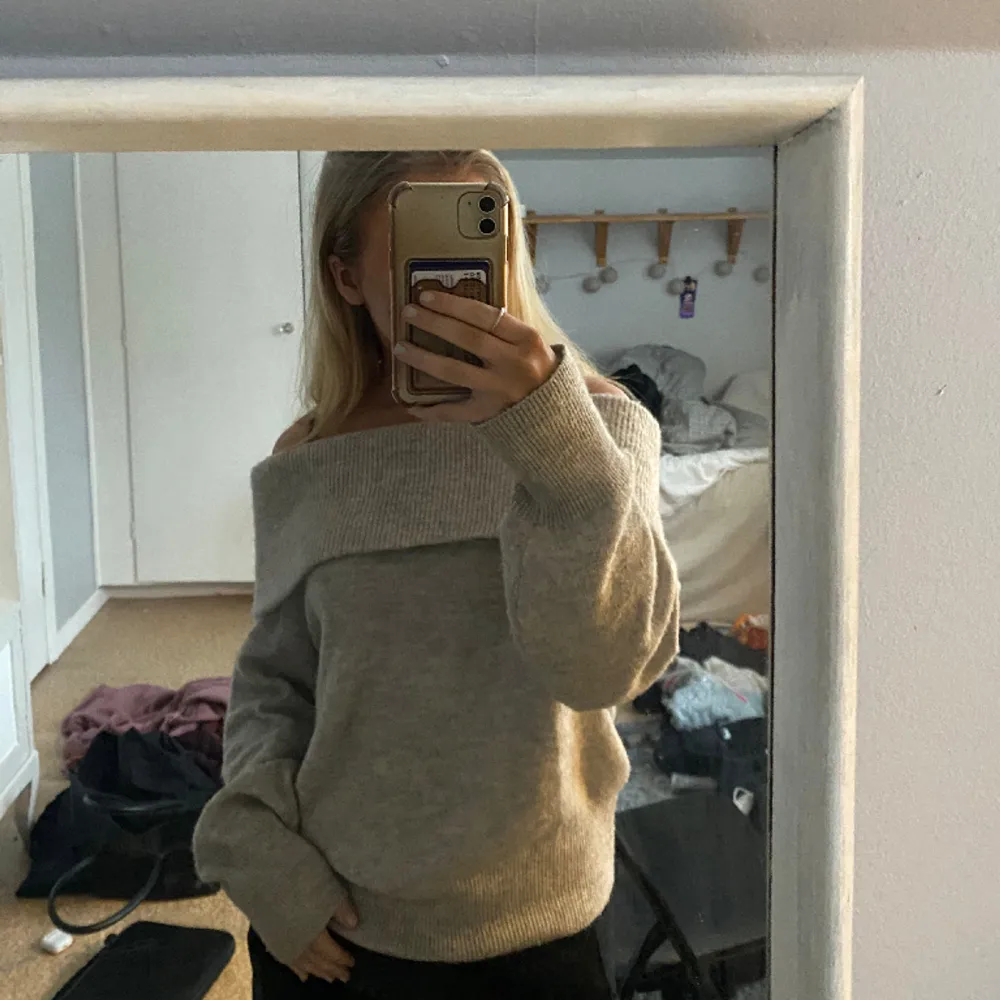 Säljer denna beige/grå stickade offshouldertröjan från H&m. Köpt förra hösten och endast använd ett fåtal gånger, skicket är därmed bra. Kan skicka fler bilder vid intresse! . Tröjor & Koftor.