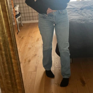 Lågmidjade blåa jeans - Snygga lågmidjade blåa jeans ifrån Lager157 i storlek S/34💙